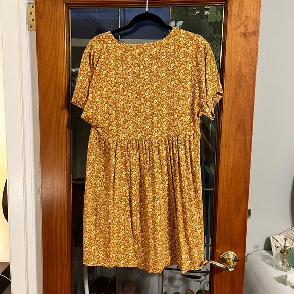 Button-Front Babydoll Dress in Americana Floral in M - Picture 6 of 8